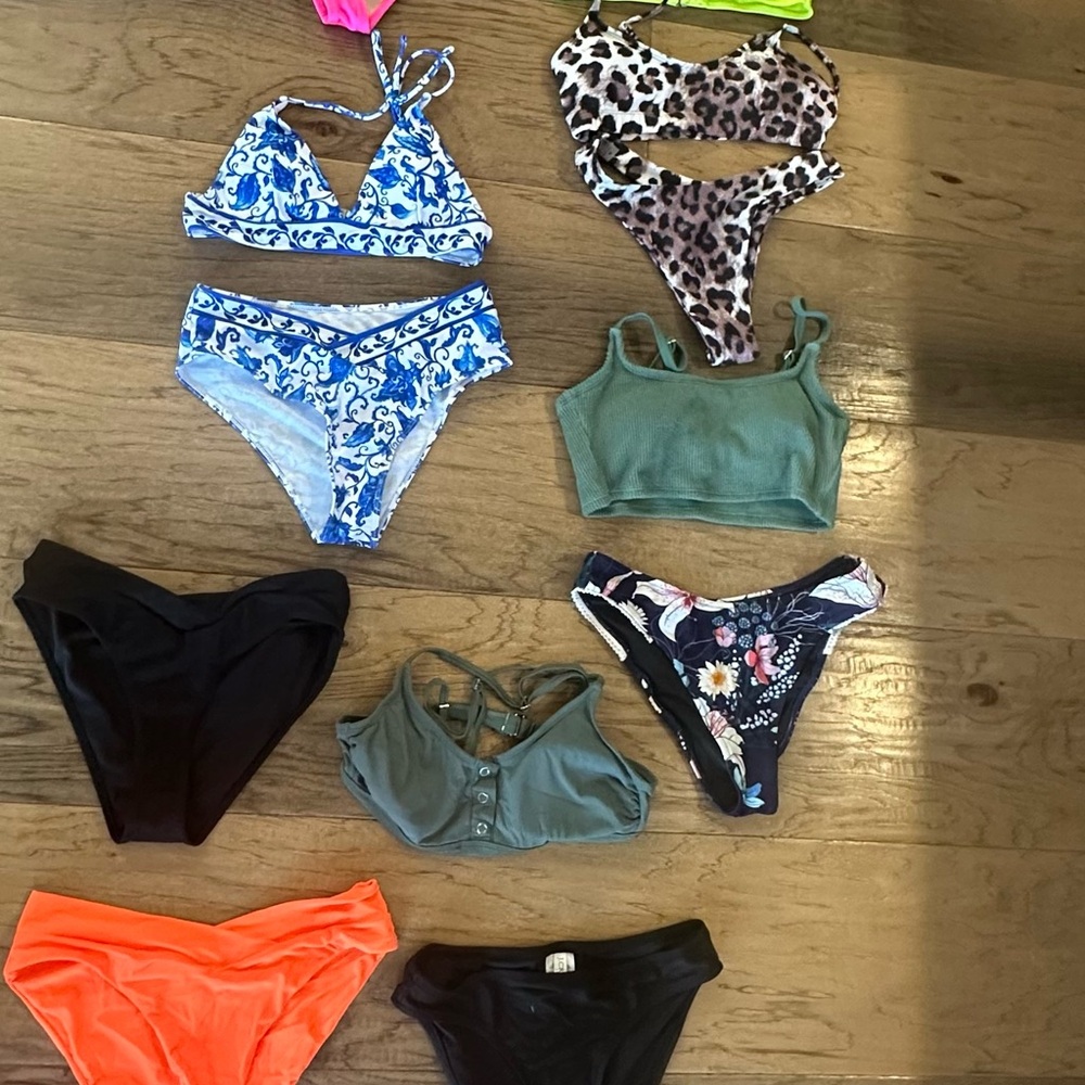 LOT OF SWIMSUITS TOPS AND BOTTOMS